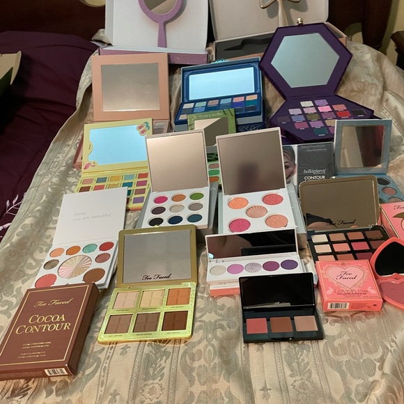 HIGH END COSMETIC MYSTERY BOX - Picture 4 of 8